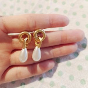 Vintage faux pearl gold plates earring